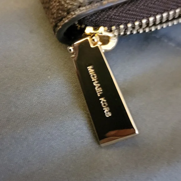 **SOLD**Michael Kors logo wallet - Picture 4 of 8